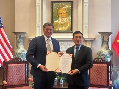 Phó Thủ tướng Hồ Đức Phớc trao quyết định thí điểm cung cấp dịch vụ Starlink tại Việt Nam cho ông Tim Hughes, Phó Chủ tịch cao cấp của SpaceX (Ảnh: TTXVN)