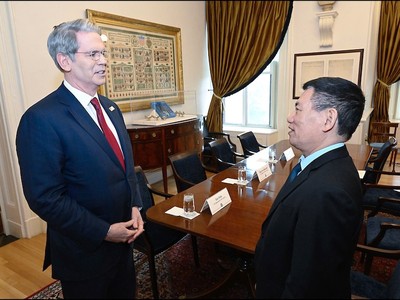 Phó thủ tướng Hồ Đức Phớc gặp Bộ trưởng Tài chính Scott Bessent. Ảnh: BNG 