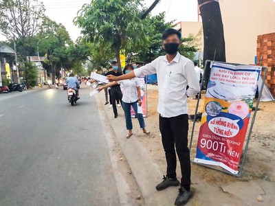 Môi giới bất động sản “dàn hàng” rao bán đất tái định cư.