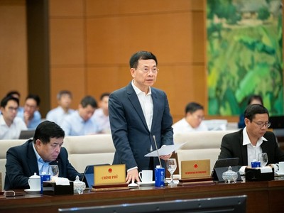 Bộ trưởng Bộ Khoa học và công nghệ Nguyễn Mạnh Hùng trình bày tờ trình dự án luật. 