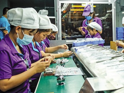 Sản xuất tại Công ty Luxshare (vốn đầu tư Trung Quốc). Ảnh: Đức Thanh 