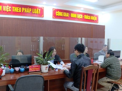 Sở Nông nghiệp và Môi trường Hà Nội tiếp nhận, giải quyết thủ tục hành chính cho công dân. Ảnh: Minh Phú