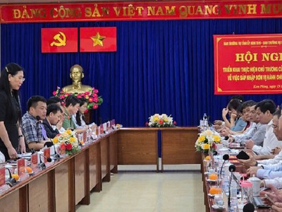 Ban Thường vụ Tỉnh ủy Quảng Ngãi và Ban Thường vụ Tỉnh ủy Kon Tum làm việc vào sáng 15/4. 