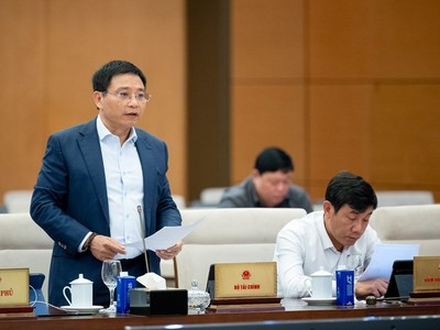 Bộ trưởng Bộ Tài chính Nguyễn Văn Thắng báo cáo tại phiên họp. 