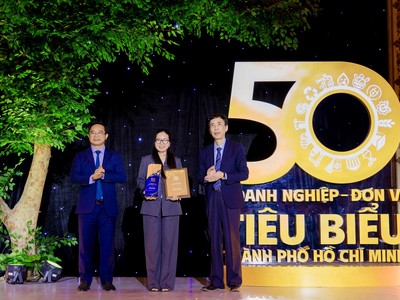 Bà Nguyễn Trình Thuỳ Trang, Phó tổng giám đốc Coteccons, đại diện doanh nghiệp nhận giải thưởng