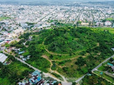 Núi Thiên Bút nằm ở trung tâm thành phố, là một trong 12 thắng cảnh của tỉnh Quảng Ngãi. 