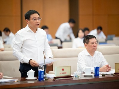 Bộ trưởng Bộ Tài chính Nguyễn Văn Thắng báo cáo tại phiên họp. 