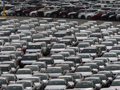 Ô tô nhập khẩu tại cảng Long Beach ở California, Mỹ. Ảnh: Getty Images/TTXVN