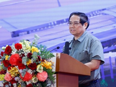 Thủ tướng Phạm Minh Chính nhấn mạnh, việc khởi công, khánh thành 80 công trình, dự án lớn trên cả nước với tổng số vốn gần 450.000 tỷ đồng có ý nghĩa đặc biệt quan trọng trên nhiều khía cạnh. Ảnh: Nhật Bắc