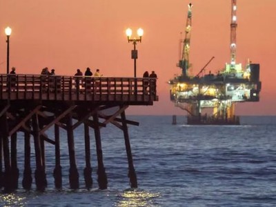 Giàn khoan dầu khí ngoài khơi Esther, cách bờ biển Seal Beach của bang California (Mỹ) khoảng 1,5 dặm. Ảnh: AFP 