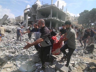 Chuyển nạn nhân sau vụ không kích của Israel xuống thành phố Rafah, miền Nam Dải Gaza ngày 17/10/2023. Ảnh: THX/TTXVN