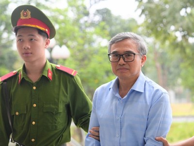 Cựu Thứ trưởng Bộ Công thương Hoàng Quốc Vượng được dẫn giải tới tòa.