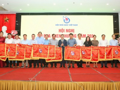 100 tập thể, cá nhân được Hội Nhà báo Việt Nam tặng Cờ thi đua, Bằng khen 