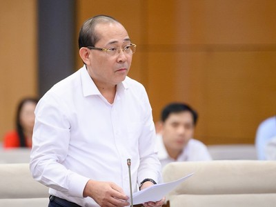 Phó chủ tịch Ủy ban Trung ương MTTQ Việt Nam Hoàng Công Thủy trình bày báo cáo. 