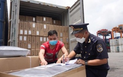 Công chức hải quan kiểm soát hàng hóa xuất nhập khẩu. (Ảnh: Bùi Nụ)
