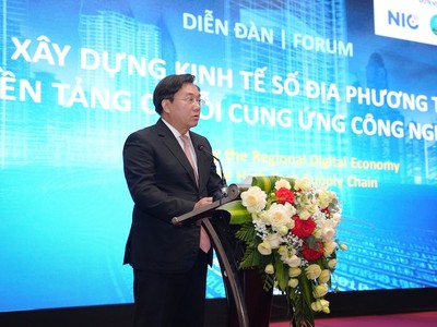 Ông Trần Duy Đông, Chủ tịch UBND tỉnh Vĩnh Phúc phát biểu tại Diễn đàn “Xây dựng kinh tế số địa phương trên nền tảng chuỗi cung ứng công nghệ cao”.