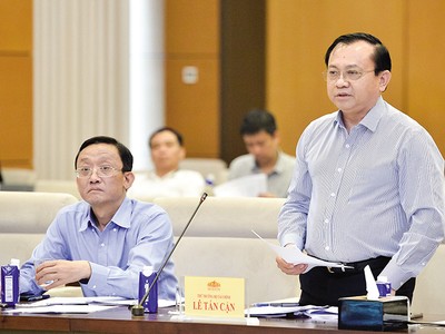 Đại diện Ban Soạn thảo, Thứ trưởng Bộ Tài chính Lê Tấn Cận tiếp thu các ý kiến tại phiên thẩm tra. Ảnh: H.L