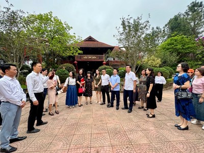 Đoàn đại biểu khảo sát Khu du lịch Mộc Lâm Viên, huyện Chương Mỹ. Ảnh: Hồng Hạnh.