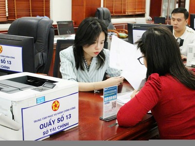 Người dân đến làm thủ tục hành chính liên quan hoạt động sản xuất, kinh doanh tại Trung tâm Phục vụ hành chính công tỉnh Hải Dương. Ảnh: Ngân Hạnh