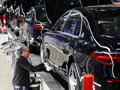 Công nhân làm việc trên dây chuyền sản xuất xe ô tô Mercedes-Maybach của Hãng Mercedes-Benz ở Sindelfingen, gần Stuttgart, Đức ngày 4/3/2024. Ảnh: REUTERS/TTXVN