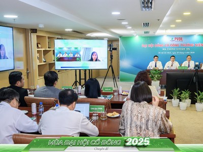 Ban Chủ tọa giải đáp các câu hỏi của cổ đông qua hình thức trực tuyến. 