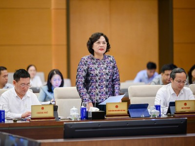 Thống đốc Ngân hàng Nhà nước Nguyễn Thị Hồng trình bày tại phiên họp của Ủy ban Thường vụ Quốc hội ngày 24/4. 