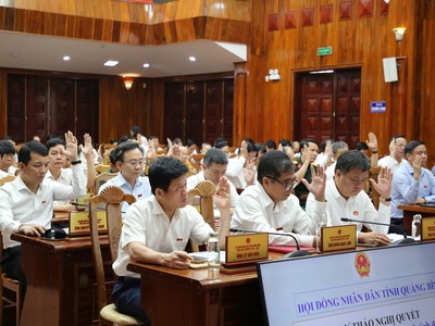 Các đại biểu biểu quyết thông qua Nghị quyết sắp xếp đơn vị hành chính cấp xã, cấp tỉnh Quảng Bình