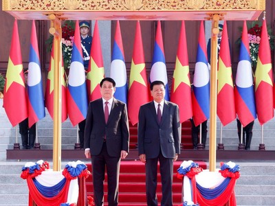 Tổng Bí thư, Chủ tịch nước Lào Thongloun Sisoulith chủ trì trọng thể lễ đón chính thức Chủ tịch nước Lương Cường theo nghi thức cao nhất dành cho nguyên thủ quốc gia. Ảnh: TTXVN