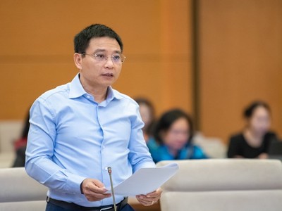 Bộ trưởng Bộ Tài chính Nguyễn Văn Thắng trình bày tờ trình. 