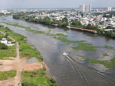 Một đoạn sông Sài Gòn đoạn chảy qua quận 12 chưa được kè hai bên.