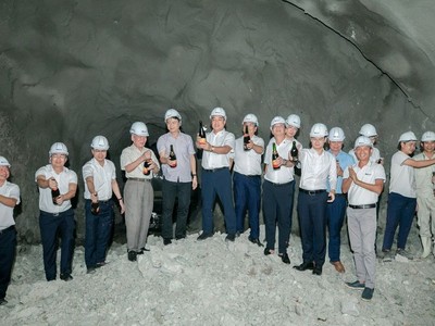 Lãnh đạo Tập đoàn Đèo Cả và Ban quản lý dự án 2 (Bộ Xây dựng) - chủ đầu tư Dự án thành phần Quảng Ngãi - Hoài Nhơn chúc mừng nhánh phải hầm 3 được đào thông. 