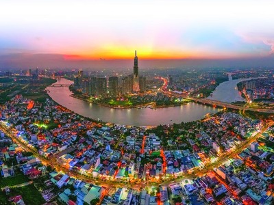 Khu đô thị Vinhomes (quận Bình Thạnh) soi bóng bên dòng sông Sài Gòn (Ảnh: Lê Toàn) 