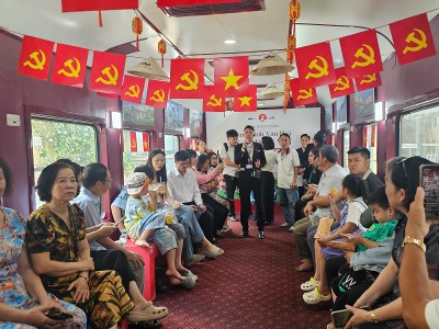 Dịp lễ, ngành du lịch đưa vào thử nghiệm chuyến tàu du lịch với tên gọi “Hành trình văn hóa về miền Đất Võ” được du khách đánh giá cao. 