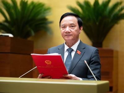 Phó chủ tịch Quốc hội Nguyễn Khắc Định trình bày tờ trình - Ảnh Hạ Vy. 