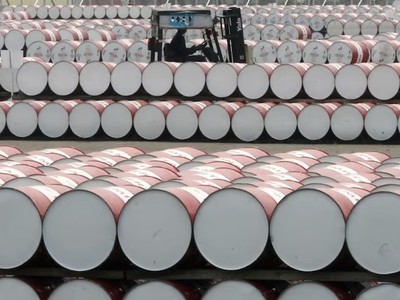  Giá dầu thô thế giới đã giảm mạnh kể từ đầu năm đến nay và trong tháng 4 đã xuống mức thấp nhất gần 4 năm qua. Ảnh: AFP 