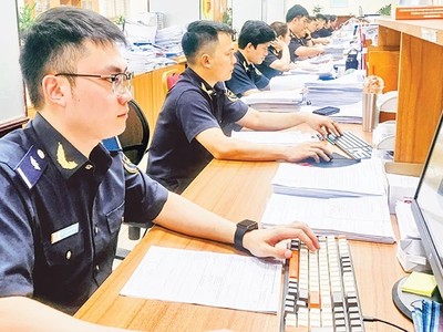 Công chức hải quan làm thủ tục thông quan. (Ảnh tư liệu minh họa)