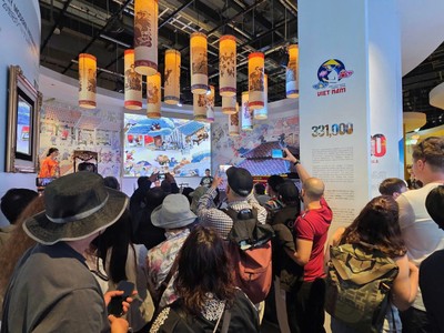 Trình diễn múa rối nước và âm nhạc truyền thống Việt Nam luôn thu hút nhiều khán giả.