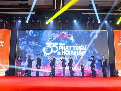 Các đại biểu thực hiện nghi thức kỷ niệm 35 năm thành lập