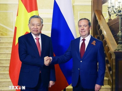 Tổng Bí thư Tô Lâm hội kiến Chủ tịch Đảng Nước Nga Thống nhất, Phó Chủ tịch Hội đồng An ninh Liên bang Nga Dmitry Medvedev. Ảnh: TTXVN 