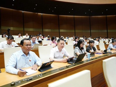 Quốc hội nghe tờ trình về việc rút ngắn nhiệm kỳ Quốc hội khoá XV và Hội đồng nhân dân các cấp nhiệm kỳ 2021 - 2026. 