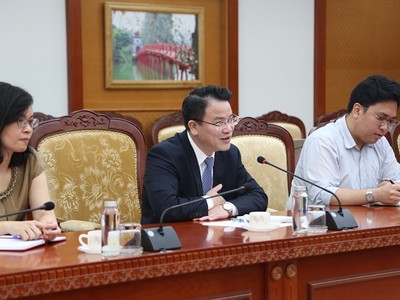 Thứ trưởng Bộ Tài chính Trần Quốc Phương (giữa) nhấn mạnh, tất cả các địa phương đều mở rộng cửa chào đón nhà đầu tư nước ngoài. 