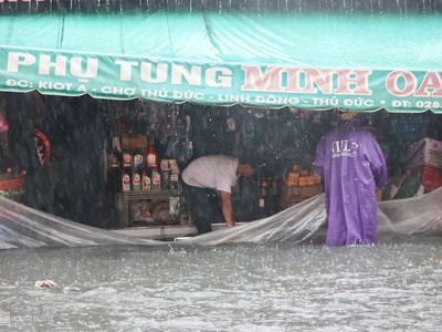 Trận mưa sáng 10/5 khiến nhiều nơi ở TP.HCM ngập sâu.