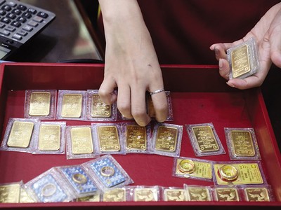 Những diễn biến bất thường, chưa từng có tiền lệ của tình hình địa chính trị thế giới từ đầu năm 2025 đến nay đã đẩy giá vàng quốc tế liên tục tăng cao, giá vàng trong nước biến động mạnh, chênh lệch giữa giá vàng trong nước và thế giới gia tăng. 