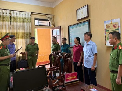 Cơ quan tố tụng tống đạt các quyết định, lệnh tố tụng đối với bị can Văn Mạnh Thắng, Chủ tịch UBND xã Thạch Khoán.