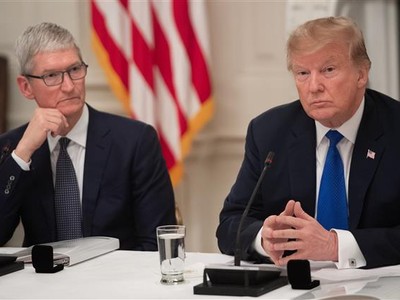 Tổng thống Mỹ Donald Trump (phải) trong cuộc gặp Giám đốc điều hành Apple Tim Cook (trái) tại Washington, DC. Ảnh: AFP/TTXVN