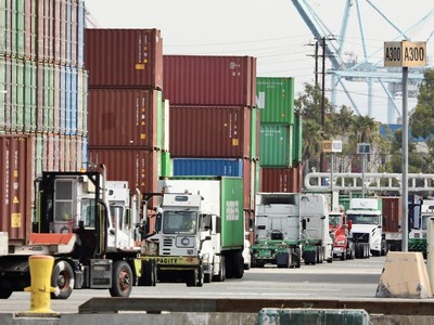 Cảng hàng hóa Los Angeles ở bang California, Mỹ. Ảnh: THX/TTXVN