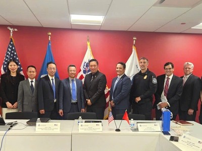 Hai bên chụp ảnh lưu niệm sau buổi làm việc.