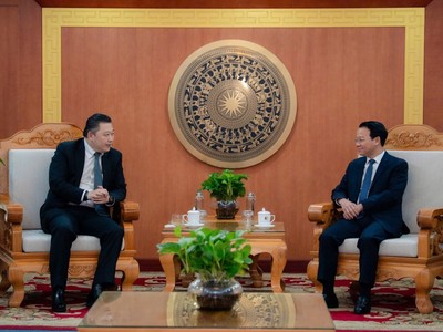 Ông Soopakij Chearavanont, Chủ tịch Tập đoàn C.P. (bìa trái) làm việc cùng Bộ trưởng Bộ Nông nghiệp và Môi trường Đỗ Đức Duy