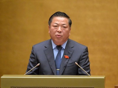 Bộ trưởng Bộ Xây dựng Trần Hồng Minh báo cáo Quốc hội. 