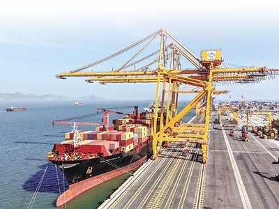 Cảng quốc tế Lạch Huyện - điểm xuất phát và đến của những con tàu quốc tế xuyên Thái Bình Dương. Ảnh: Phạm Dũng 